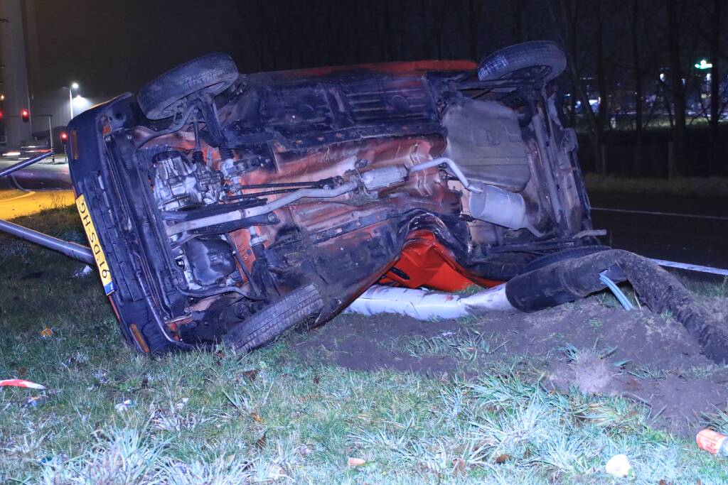 Auto op zijn kant, bestuurder gewond