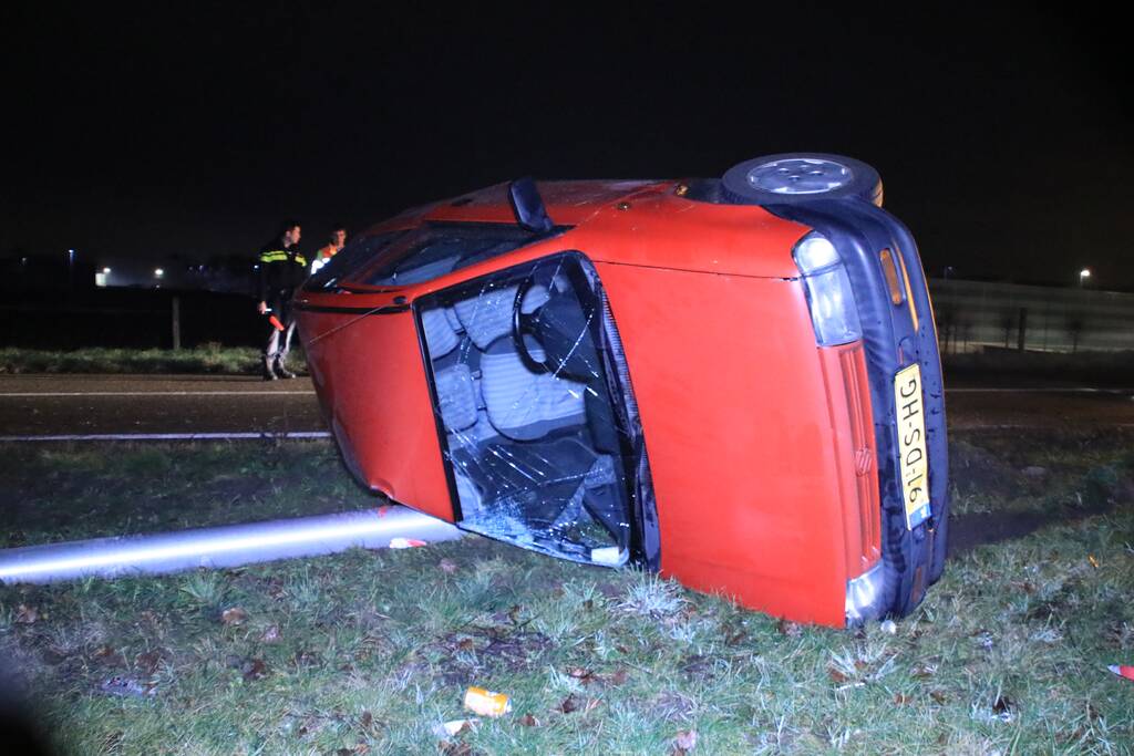 Auto op zijn kant, bestuurder gewond