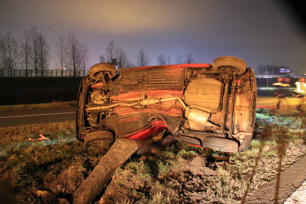 Auto op zijn kant, bestuurder gewond