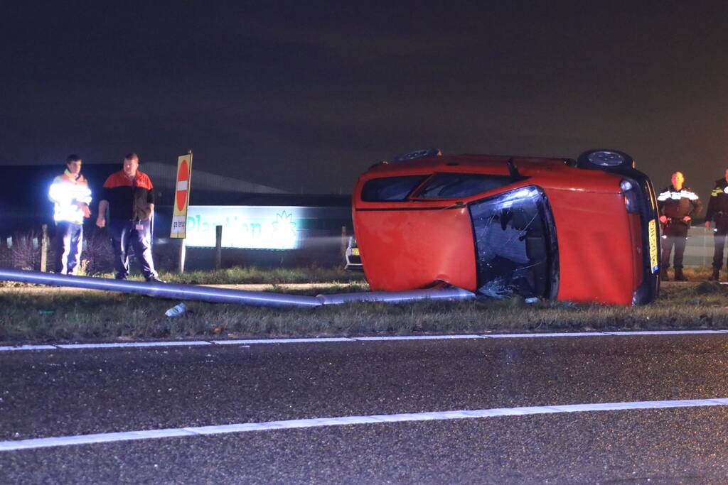 Auto op zijn kant, bestuurder gewond