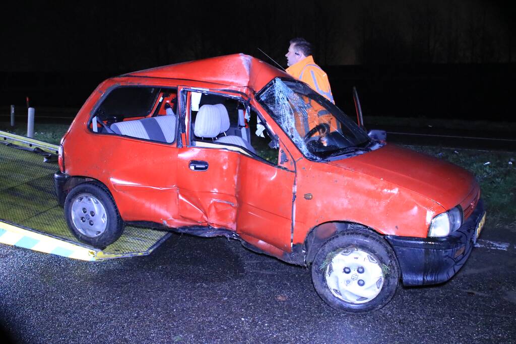 Auto op zijn kant, bestuurder gewond