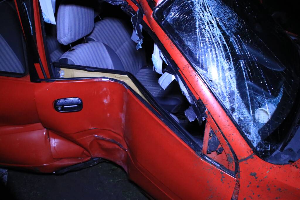 Auto op zijn kant, bestuurder gewond