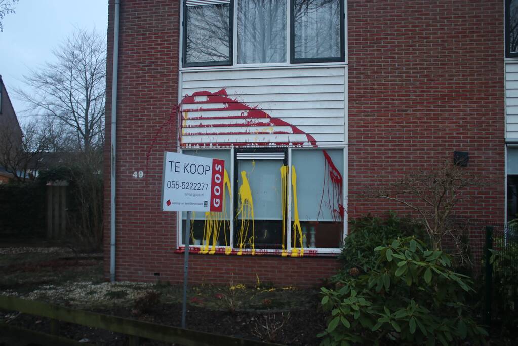 Huis besmeurd met rood en gele verf