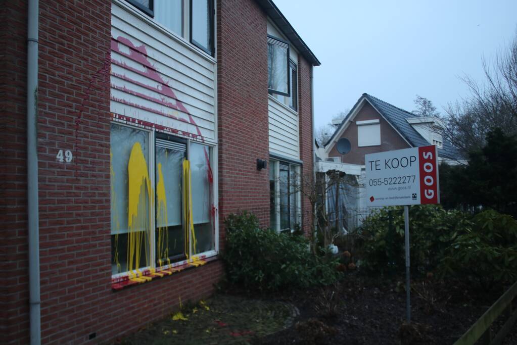 Huis besmeurd met rood en gele verf