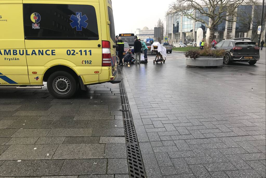 Vrouw gewond na aanrijding met auto