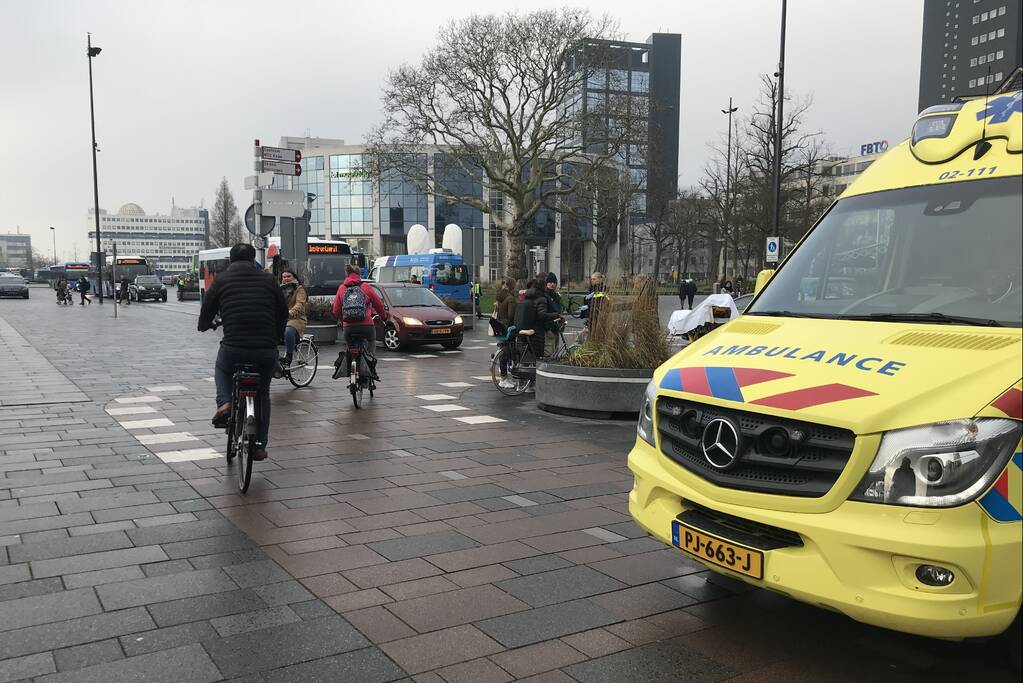 Vrouw gewond na aanrijding met auto