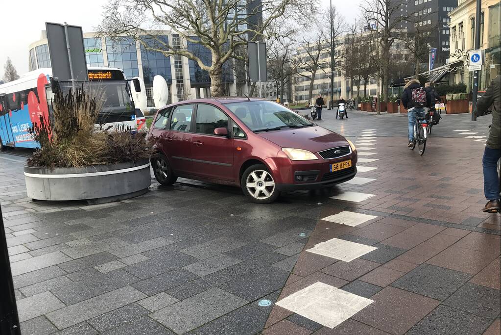 Vrouw gewond na aanrijding met auto
