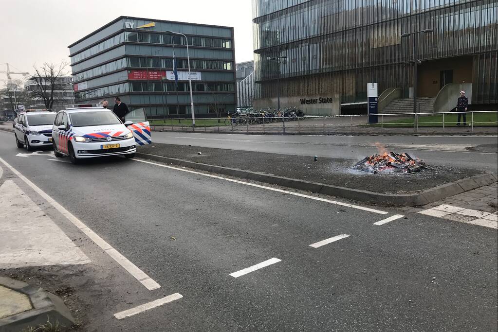 Brandweer blust protestvuur van demonstrerende boeren