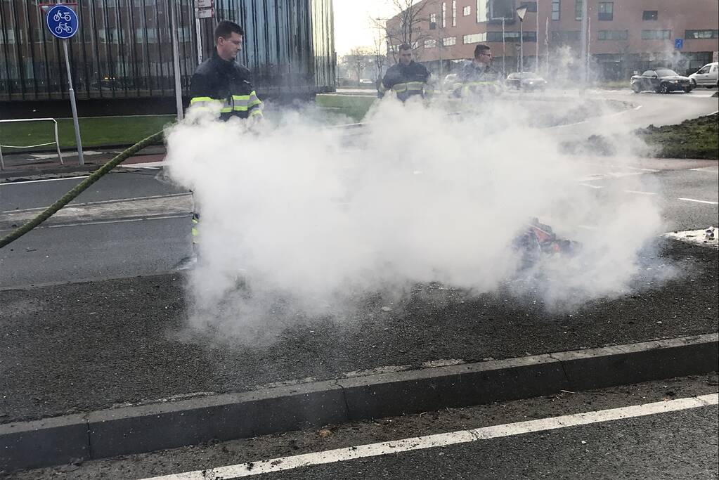 Brandweer blust protestvuur van demonstrerende boeren