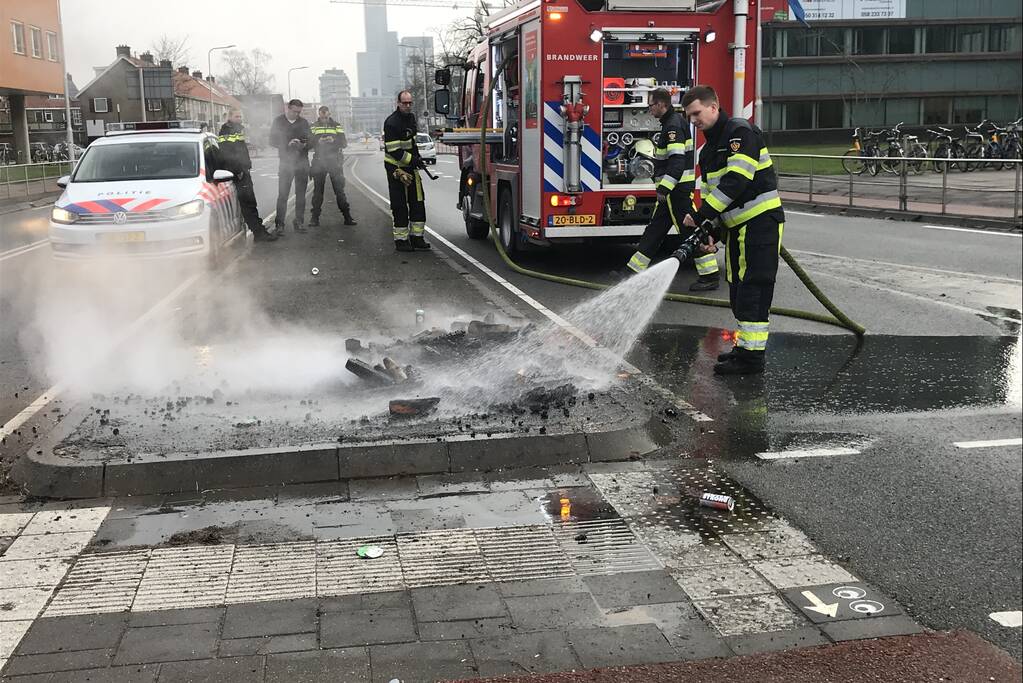 Brandweer blust protestvuur van demonstrerende boeren