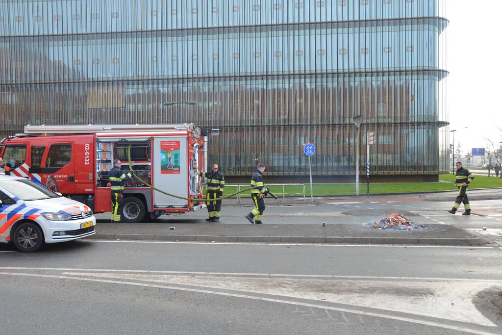 Brandweer blust protestvuur van demonstrerende boeren