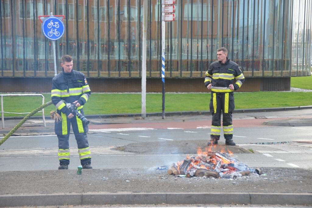 Brandweer blust protestvuur van demonstrerende boeren