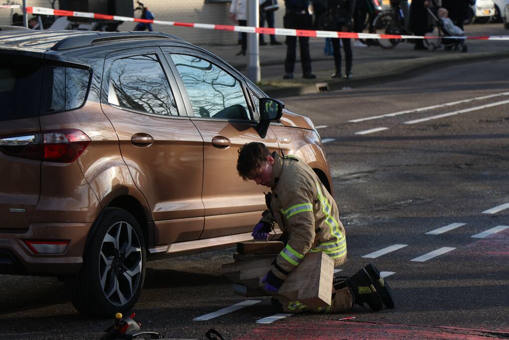 Kind komt onder auto bij aanrijding