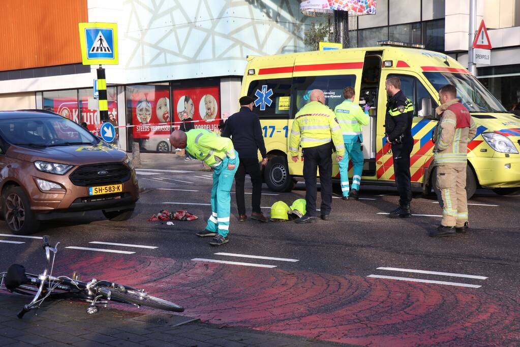 Kind komt onder auto bij aanrijding
