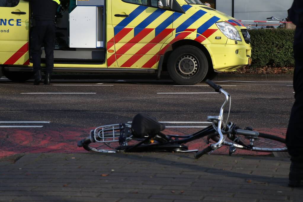 Kind komt onder auto bij aanrijding