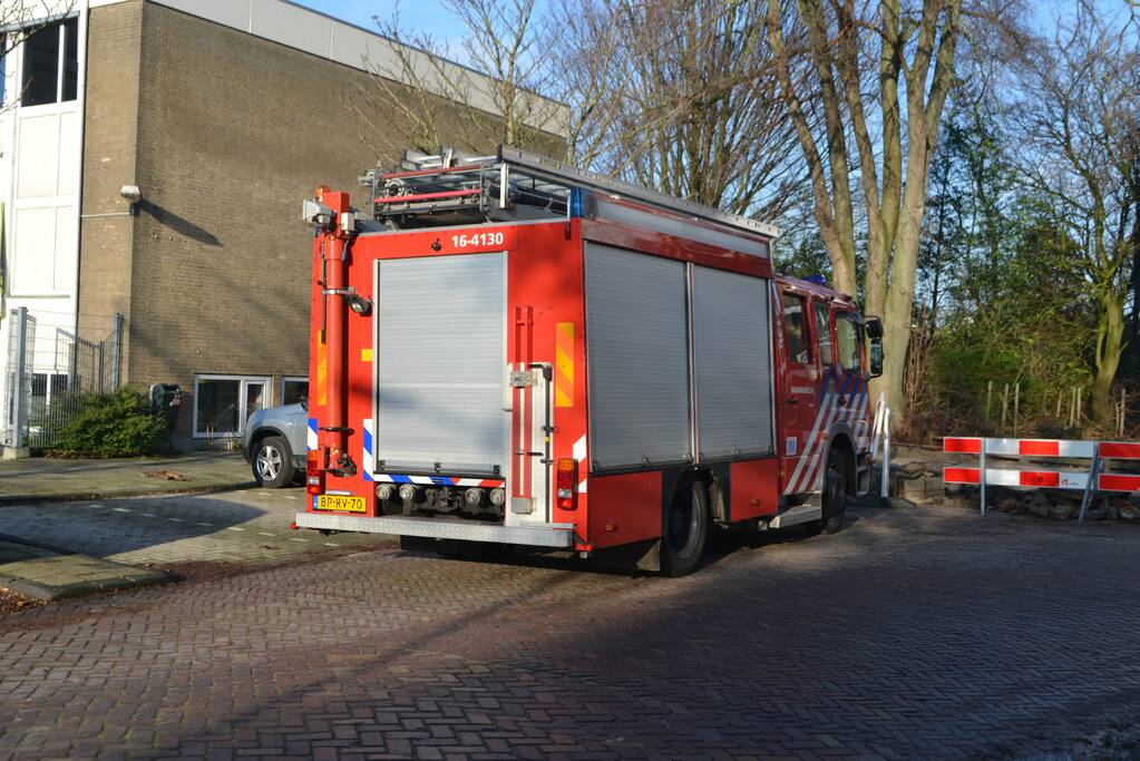 Brandweer verricht metingen na penetrante lucht uit doucheputjes Sportcentre Sahinbas