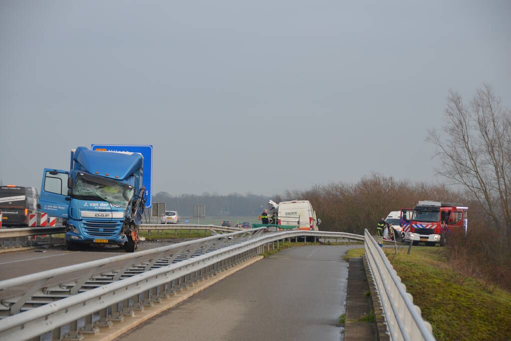 Dode bij ernstig ongeval vrachtwagen en bestelbus Fonejachtbrug