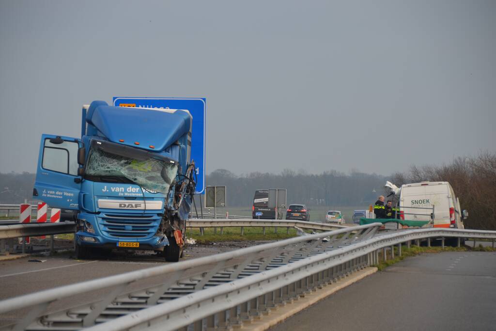 Dode bij ernstig ongeval vrachtwagen en bestelbus Fonejachtbrug