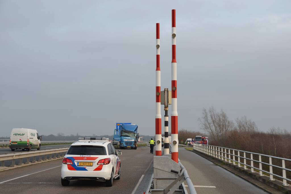 Dode bij ernstig ongeval vrachtwagen en bestelbus Fonejachtbrug