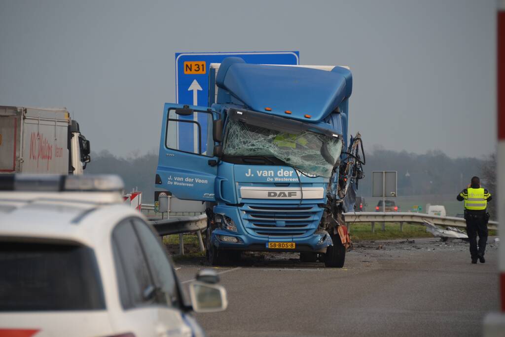 Dode bij ernstig ongeval vrachtwagen en bestelbus Fonejachtbrug