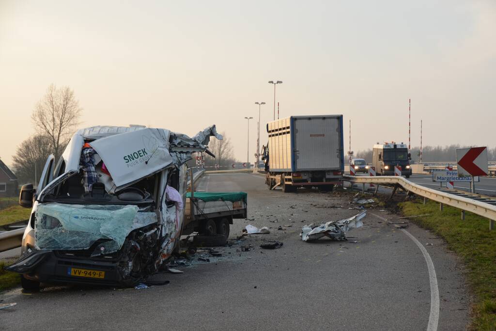 Dode bij ernstig ongeval vrachtwagen en bestelbus Fonejachtbrug