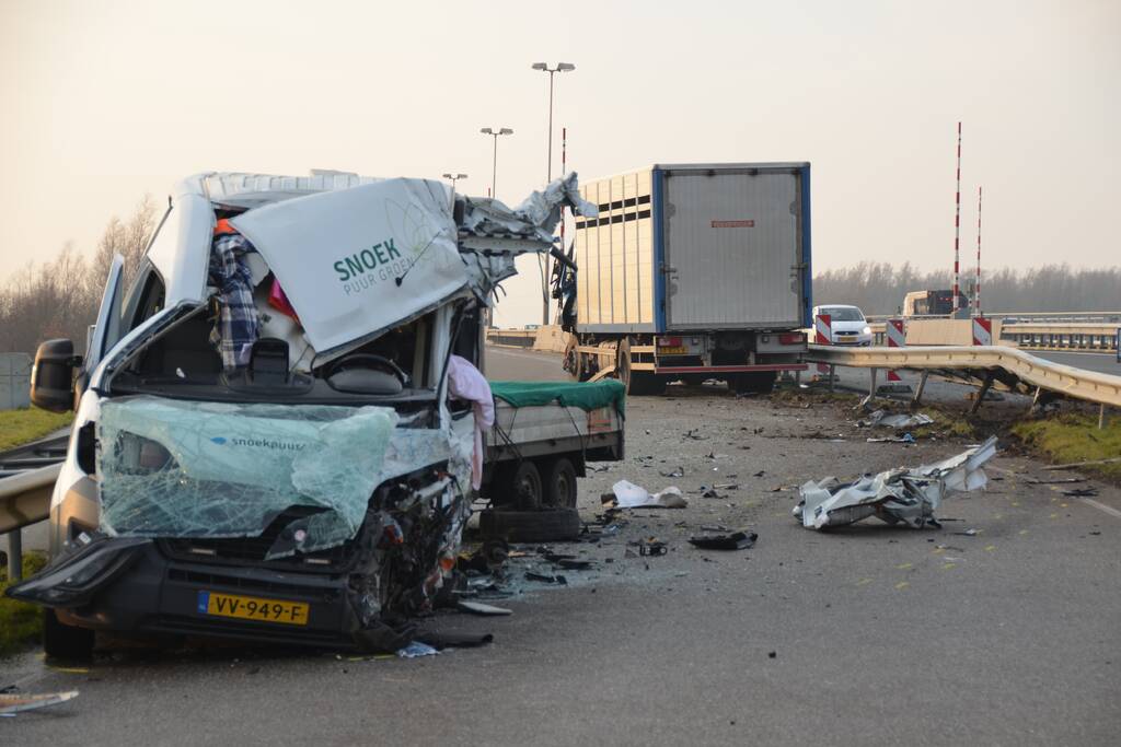 Dode bij ernstig ongeval vrachtwagen en bestelbus Fonejachtbrug