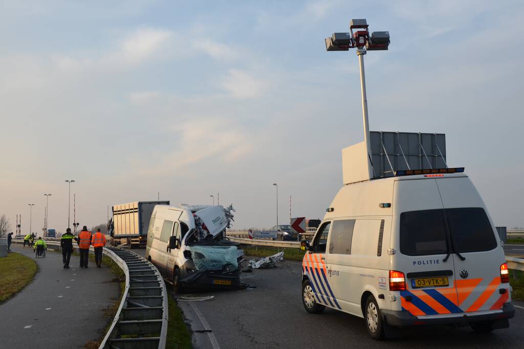 Dode bij ernstig ongeval vrachtwagen en bestelbus Fonejachtbrug