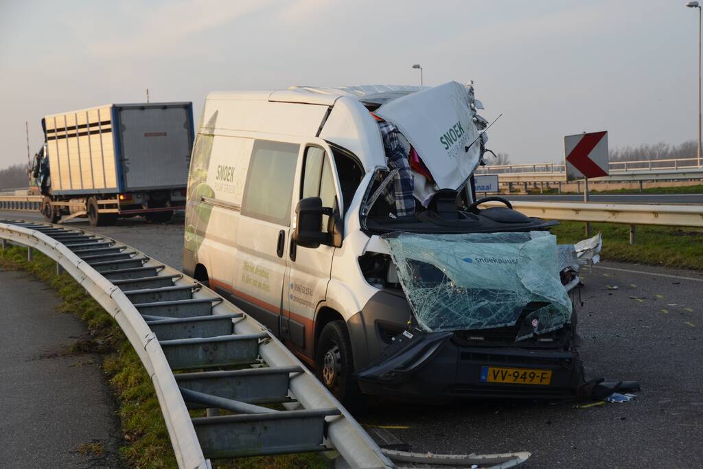 Dode bij ernstig ongeval vrachtwagen en bestelbus Fonejachtbrug