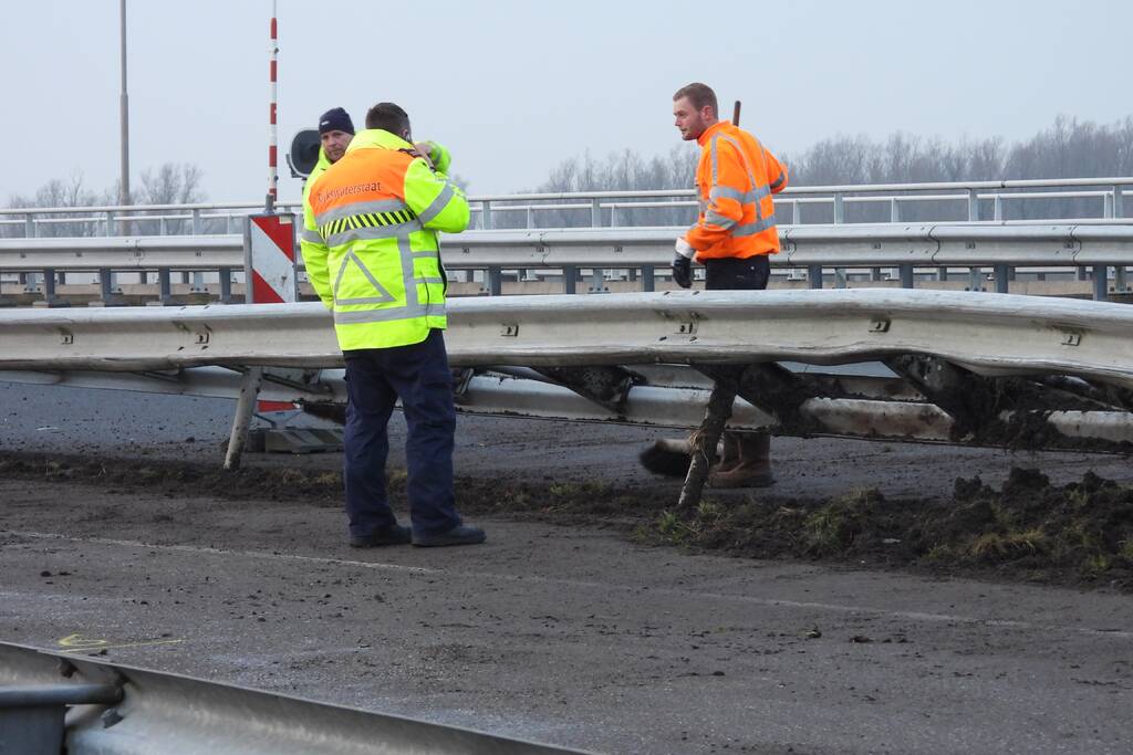 Dode bij ernstig ongeval vrachtwagen en bestelbus Fonejachtbrug
