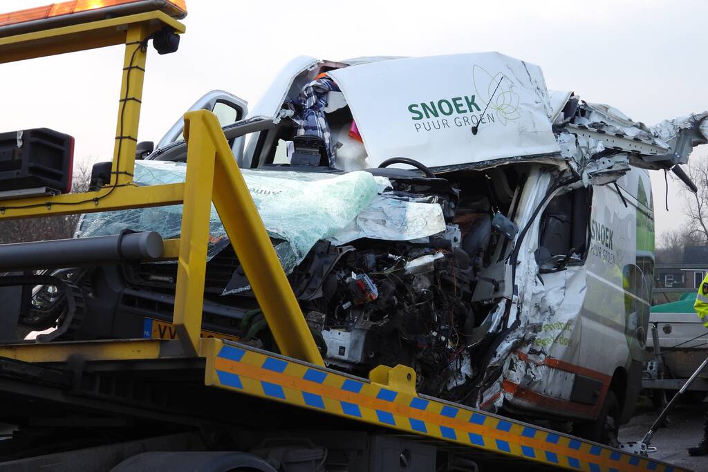Dode bij ernstig ongeval vrachtwagen en bestelbus Fonejachtbrug