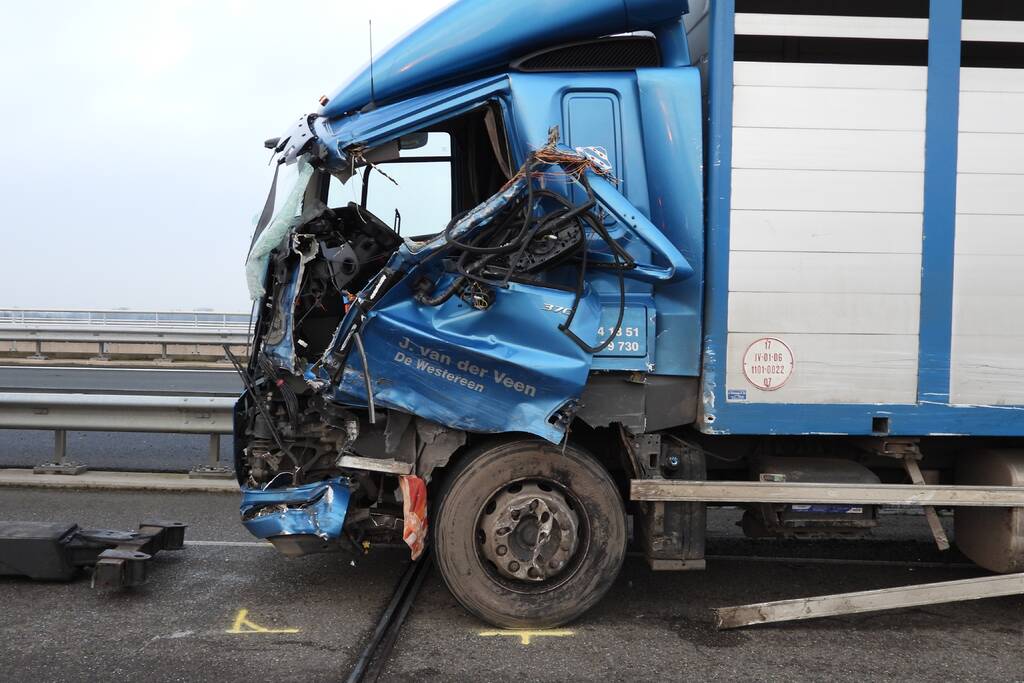 Dode bij ernstig ongeval vrachtwagen en bestelbus Fonejachtbrug