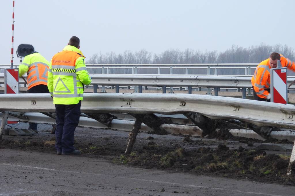 Dode bij ernstig ongeval vrachtwagen en bestelbus Fonejachtbrug
