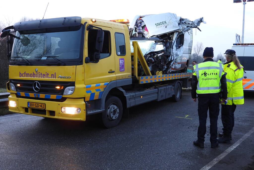 Dode bij ernstig ongeval vrachtwagen en bestelbus Fonejachtbrug