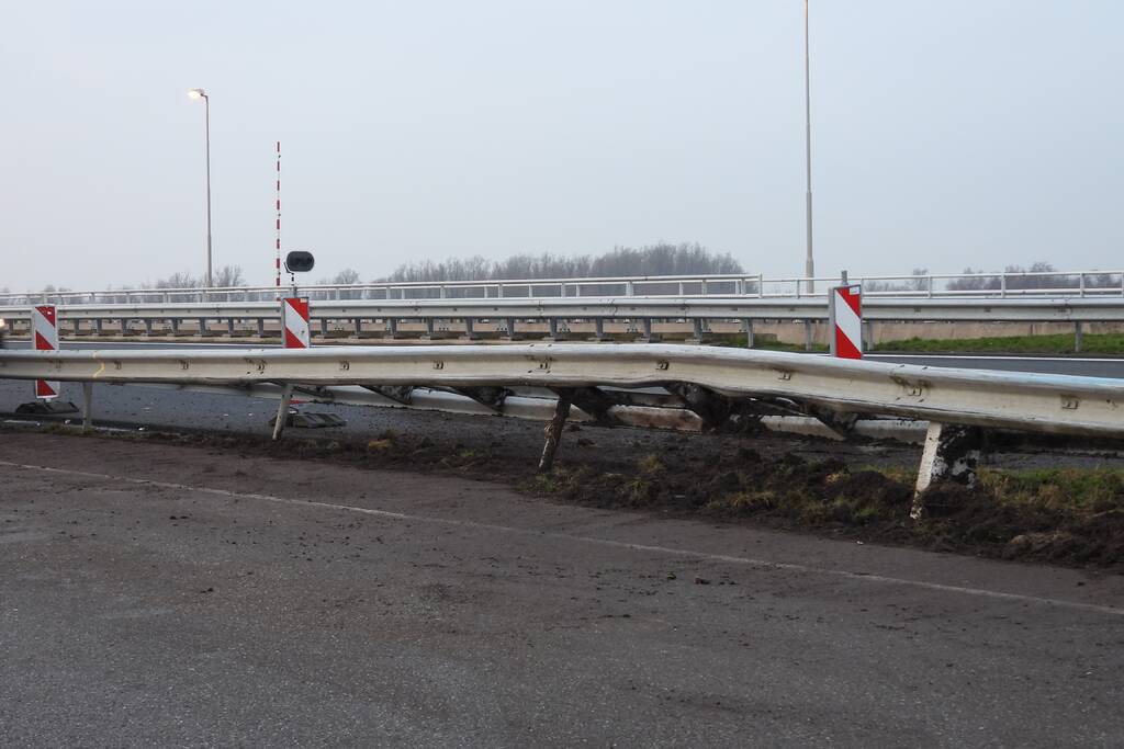 Dode bij ernstig ongeval vrachtwagen en bestelbus Fonejachtbrug