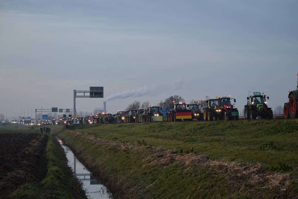 Demonstrerende boeren zorgen voor file en chaos op snelweg