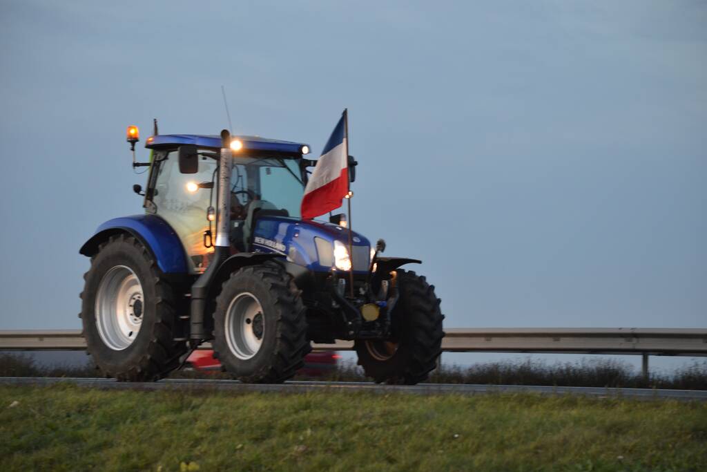 Demonstrerende boeren zorgen voor file en chaos op snelweg