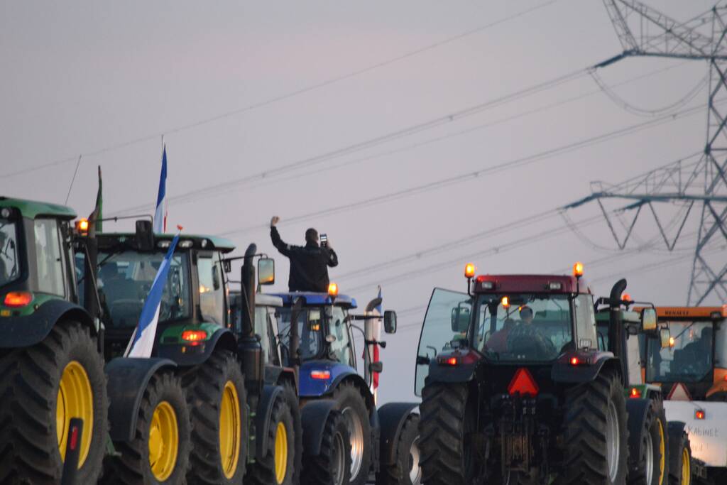 Demonstrerende boeren zorgen voor file en chaos op snelweg