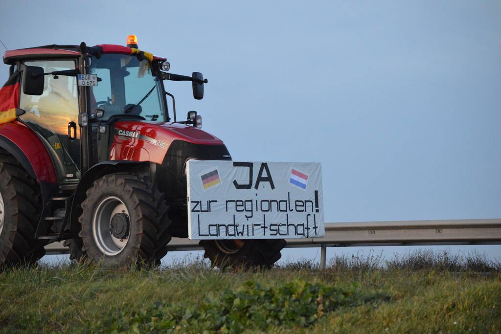 Demonstrerende boeren zorgen voor file en chaos op snelweg