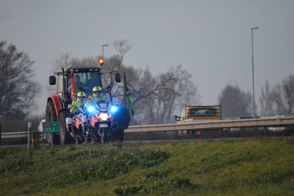 Demonstrerende boeren zorgen voor file en chaos op snelweg