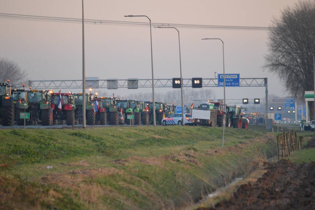 Demonstrerende boeren zorgen voor file en chaos op snelweg