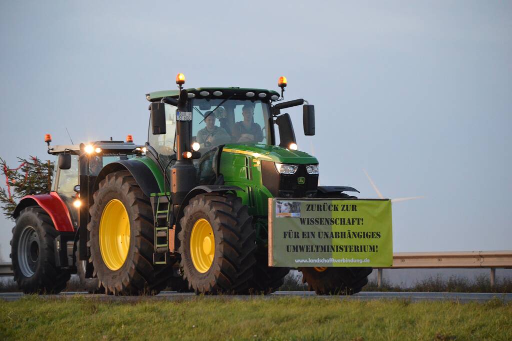 Demonstrerende boeren zorgen voor file en chaos op snelweg