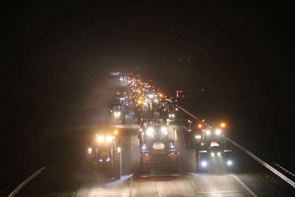 Tractoren zorgen voor files op snelweg