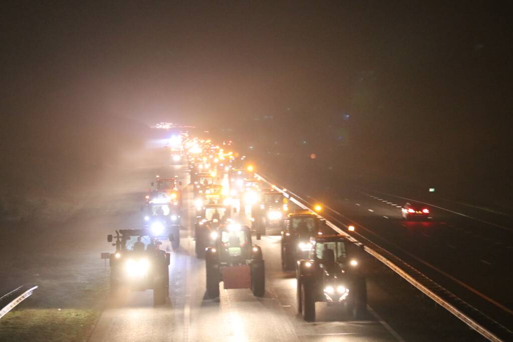 Tractoren zorgen voor files op snelweg