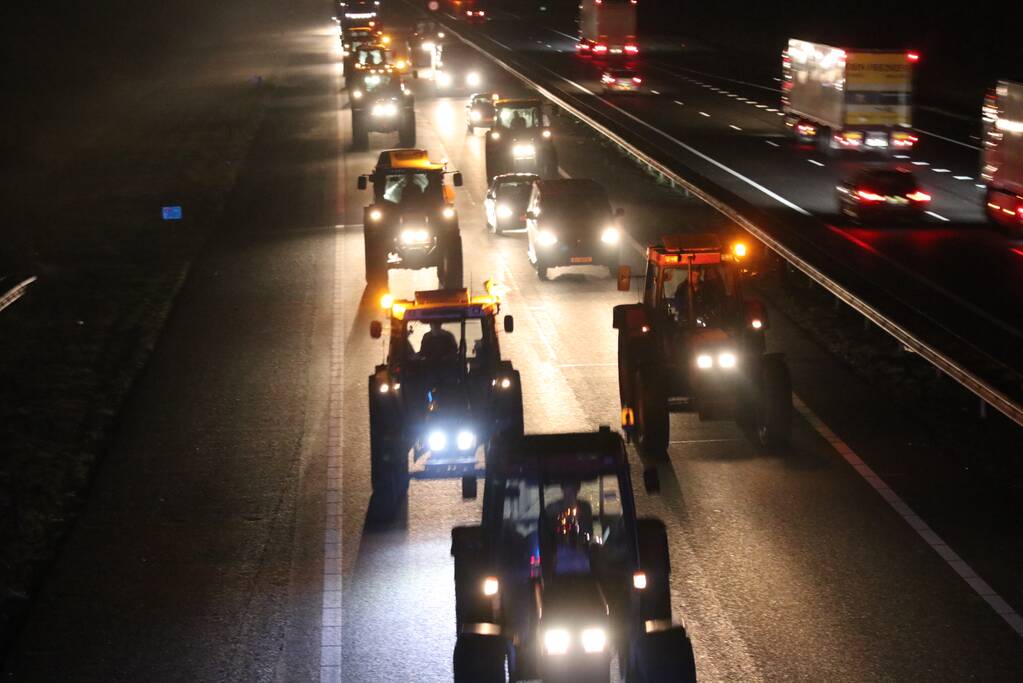 Tractoren zorgen voor files op snelweg