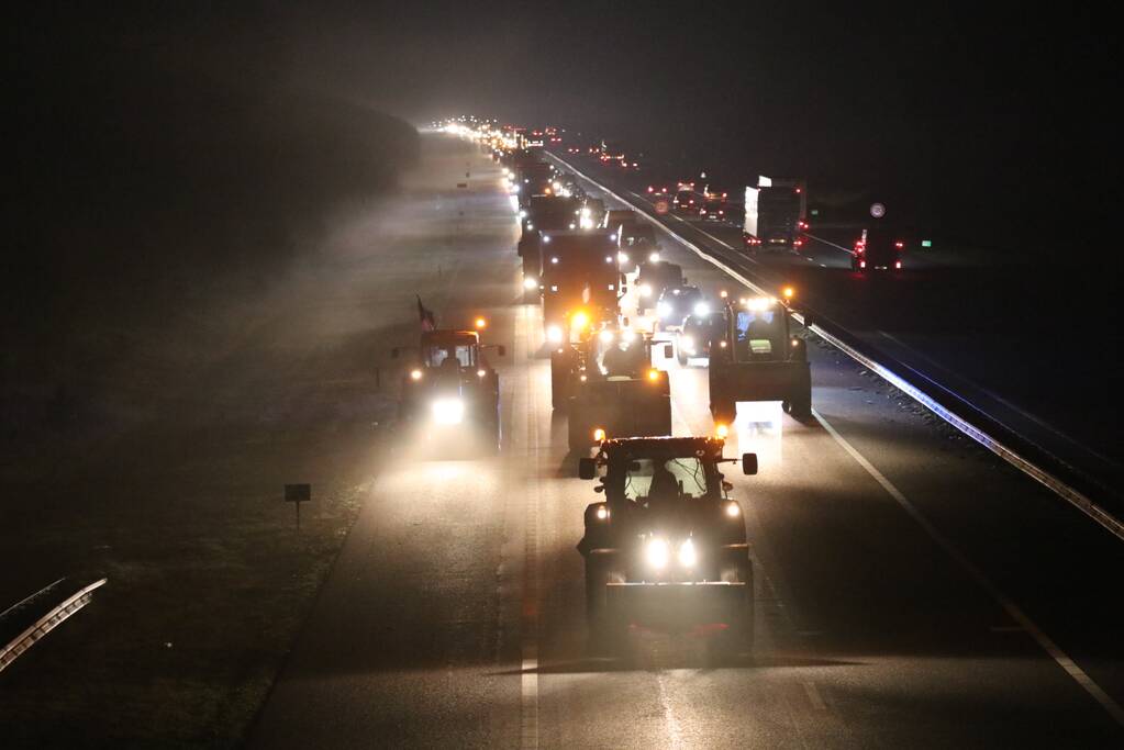 Tractoren zorgen voor files op snelweg