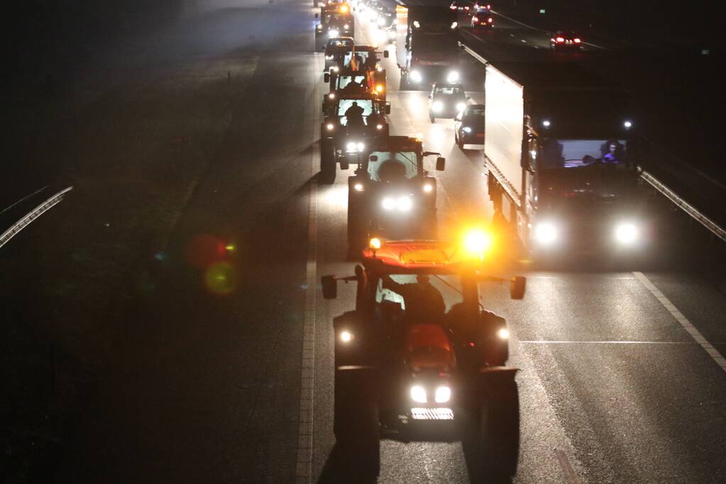 Tractoren zorgen voor files op snelweg