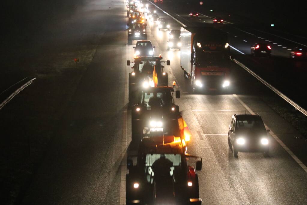 Tractoren zorgen voor files op snelweg