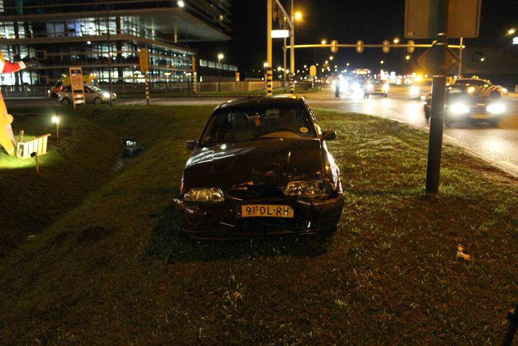 Twee auto's botsen op druk kruispunt