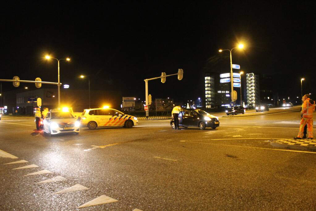 Twee auto's botsen op druk kruispunt