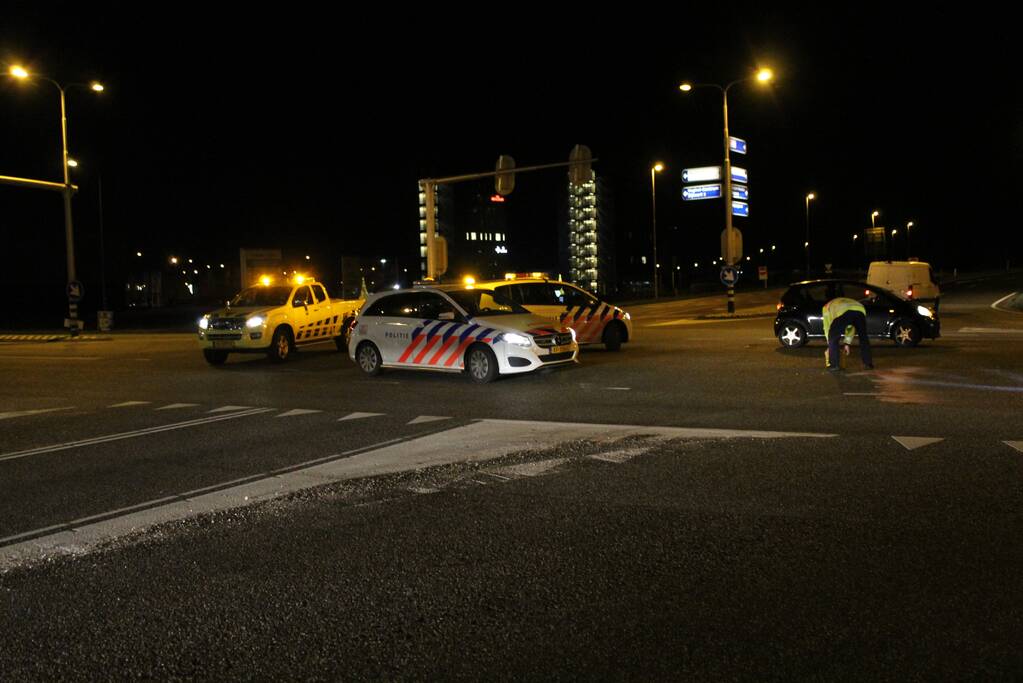 Twee auto's botsen op druk kruispunt